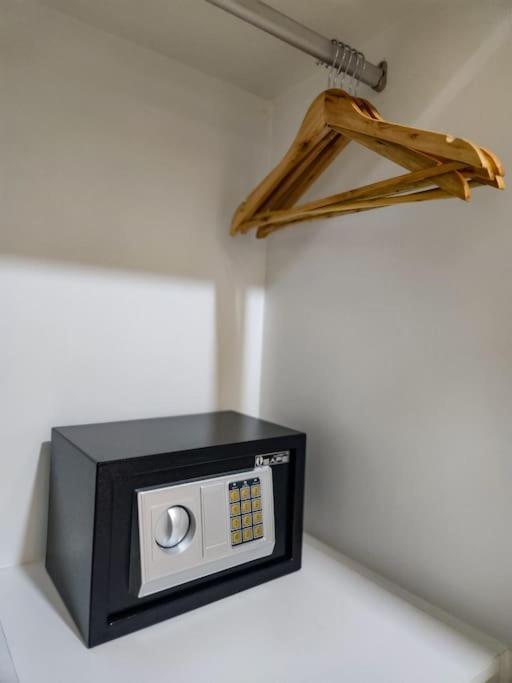 Luxestaysmnl Coastal Chic Netflx 380Mbps Pool Bgc Манила Экстерьер фото